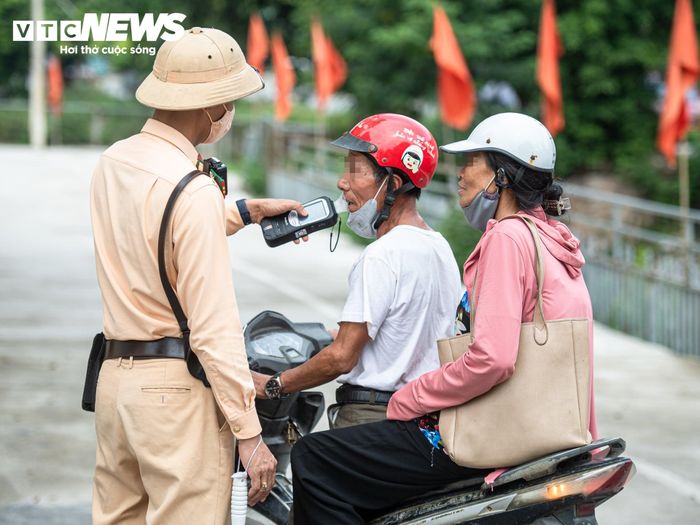 Theo lực lượng chức năng, thời tiết oi bức khiến nhiều người uống bia để giải nhiệt sau giờ lao động. Việc lái xe sau khi sử dụng rượu, bia tiềm ẩn nguy cơ tai nạn, do đó công tác kiểm tra được triển khai thường xuyên trên các tuyến đường có lưu lượng lớn. 