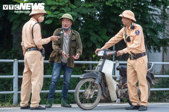 Khoảng 15h30 cùng ngày, tổ công tác yêu cầu dừng kiểm tra đối với một người đàn ông đi xe máy từ đường Nỏ Bạn ra đường Trần Trọng Liêu, lý do là xe không có gương chiếu hậu và người lái không đội mũ bảo hiểm.