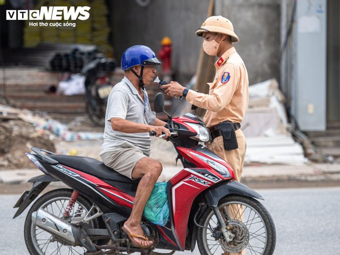Ghi nhận của PV Báo Điện tử VTC News tại chốt kiểm tra, chỉ trong khoảng một giờ làm việc, tổ công tác đã phát hiện nhiều trường hợp vi phạm các quy định về giao thông, trong đó có vi phạm nồng độ cồn.