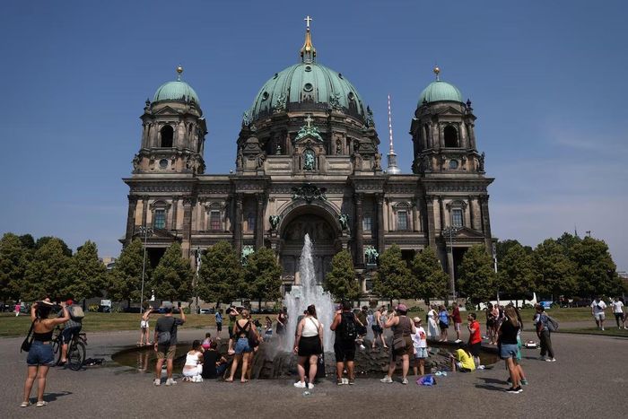 Người Đức giải nhiệt tại đài phun nước trước Nhà thờ Berliner Dom trong đợt nắng nóng. (Ảnh: Reuters)