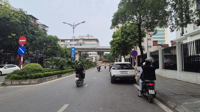 Mặc dù có biển cấm đỗ xe, nhưng nhiều chiếc ô tô vẫn đỗ chiếm lòng đường trên một tuyến phố thuộc phường Thanh Xuân. Ảnh: Hậu Lộc