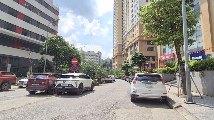 Ô tô đỗ tràn lan tại Khu đô thị Kim Văn - Kim Lũ, phường Định Công. Ảnh: Hậu Lộc