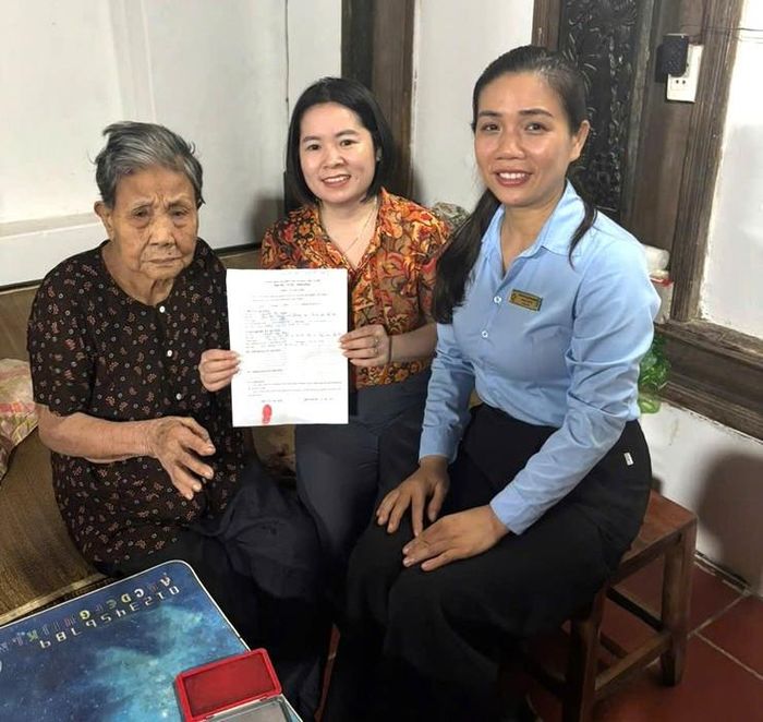 Tổ xung kích Điểm hỗ trợ dịch vụ công số Phượng Dực (Chi nhánh số 11) hỗ trợ gia đình chính sách tại nhà. Ảnh: Kim Ngân