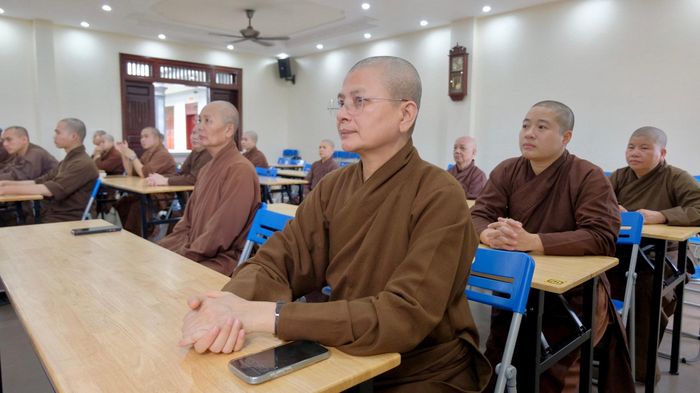 Chư tôn đức tăng, ni tham gia lớp tuyên truyền. Ảnh: Tùng Nguyễn.