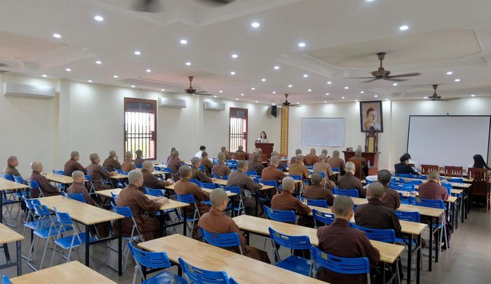Đông đảo chư tôn đức tăng, ni tham gia lớp tuyên truyền. Ảnh: Tùng Nguyễn.