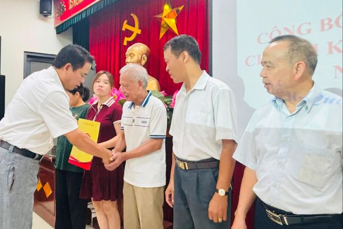 Chủ tịch Ủy ban MTTQ Việt Nam phường Văn Miếu - Quốc Tử Giám Mai Văn Lâm trao Quyết định thành lập tới các Chi hội Khuyến học. Ảnh: An Quyên