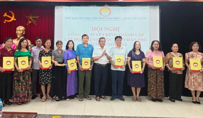 Chủ tịch Hội Khuyến học phường Văn Miếu - Quốc Tử Giám Đỗ Việt Anh trao Quyết định tới các Chi hội Khuyến học. Ảnh: An Quyên
