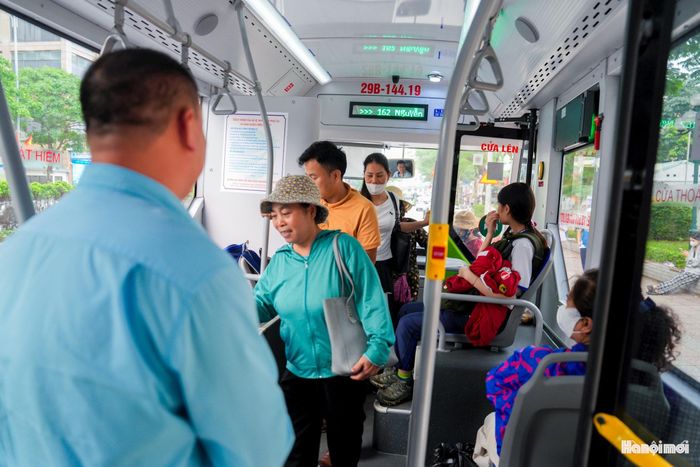 Nhờ mức hỗ trợ 50% giá vé tháng dành cho học sinh, sinh viên và công nhân các khu công nghiệp, giao thông công cộng đã trở thành sự lựa chọn kinh tế và hàng đầu của lực lượng lao động và người trẻ. (Ảnh: Người lao động trên xe buýt điện tuyến 17).