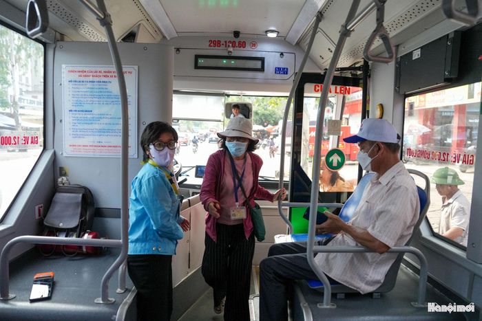 Chính sách an sinh xã hội thể hiện tinh thần nhân văn sâu sắc khi ngân sách thành phố hỗ trợ miễn 100% tiền vé cho người có công, người khuyết tật, người cao tuổi, trẻ em dưới 6 tuổi và hộ nghèo. (Ảnh: Người cao tuổi trên xe buýt điện tuyến 39).