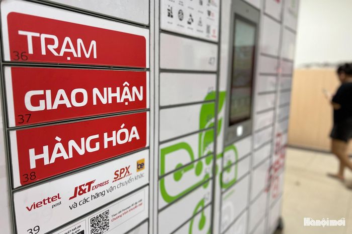 Những chính sách quy định trong Luật Thủ đô 2026 cũng khuyến khích mô hình giao nhận hàng hóa không tiếp xúc tại khu chung cư, trung tâm thương mại và khu công nghiệp, giúp tối ưu chi phí logistics, giảm xe dừng đỗ gây ùn tắc giao thông. (Ảnh: Mô hình tủ giao nhận đồ tại sảnh chung cư Đại Thanh, xã Đại Thanh).