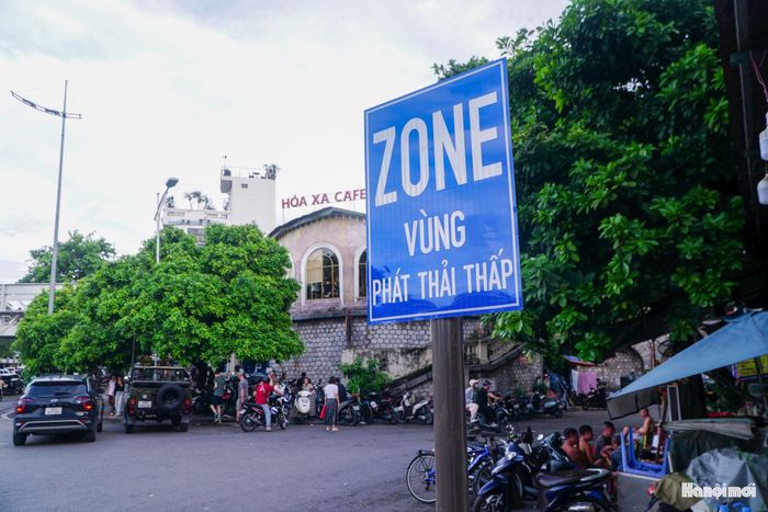 Đồng thời, Hà Nội thực hiện phân vùng hoạt động của phương tiện cơ giới cá nhân kết hợp biện pháp kinh tế và thí điểm thu phí, giảm ùn tắc giao thông, nhằm giảm ô nhiễm và bảo vệ không khí. (Ảnh: Vùng phát thải thấp tại Hà Nội).