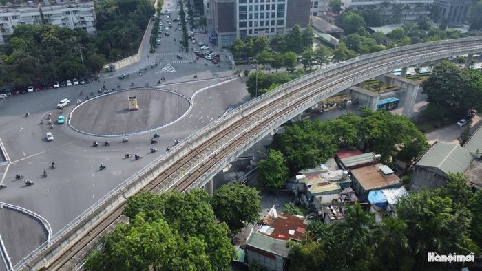 Bên cạnh đó, Luật Thủ đô 2026 và nghị quyết số 71/2026/NQ-HĐND cũng quy định phát triển hạ tầng kho thông minh, cảng cạn ICD và ưu tiên các phương tiện giao vận năng lượng sạch tại các điểm trung chuyển hàng hóa giúp giảm áp lực giao thông và giảm phát thải khí nhà kính. (Ảnh: Đoạn hạ ngầm tuyến đường sắt Metro Nhổn - Ga Hà Nội trên phố Kim Mã).