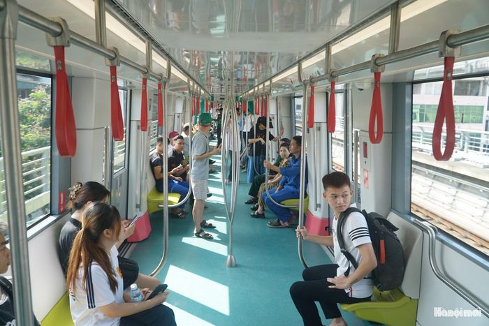 Không gian hiện đại bên trong khoang tàu điện đô thị. Nhờ năng lượng điện sạch và tốc độ tối ưu, đường sắt đô thị đang thu hút hàng trăm nghìn lượt khách mỗi ngày, từng bước thay thế thói quen sử dụng xe cá nhân. (Ảnh: Người dân đi tàu điện trên cao Cát Linh - Hà Đông).
