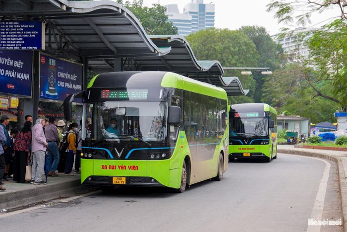 Trong thời gian tới, mô hình trung tâm trung chuyển đa phương thức giúp hành khách chuyển đổi phương tiện mượt mà ngay khi vào cửa ngõ thành phố, giảm thiểu phương tiện cá nhân đi sâu vào trung tâm. (Ảnh: Trạm trung chuyển Long Biên).