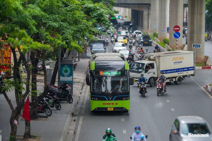 Mạng lưới xe buýt xanh đang dần phủ khắp trong hệ thống xe buýt nội đô. Hà Nội áp dụng chính sách hỗ trợ 100% thuế nhập khẩu thiết bị, 100% phí đường bộ, bến bãi và 70% lãi suất vay đầu tư mua sắm xe buýt điện/năng lượng xanh. (Ảnh: Xe buýt điện chạy trên phố Xuân Thủy).