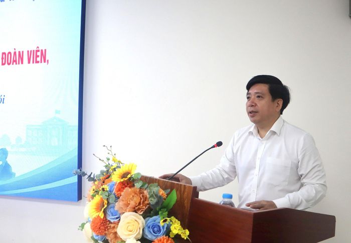 Bí thư Đảng ủy phường Tây Tựu Nguyễn Hữu Tuyên yêu cầu các cơ quan, đơn vị nghiêm túc tiếp thu kiến nghị và giải quyết kịp thời cho người lao động. Ảnh TV