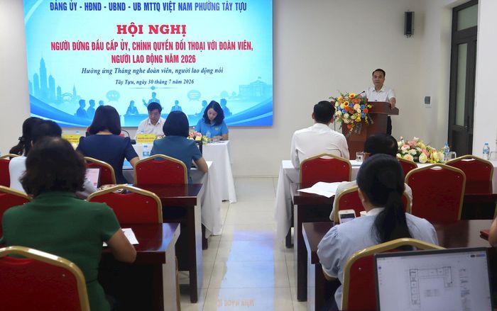 Phó Bí thư Đảng ủy, Chủ tịch UBND phường Vũ Duy Hùng, trả lời ý kiến, kiến nghị của đoàn viên, người lao động. Ảnh TV