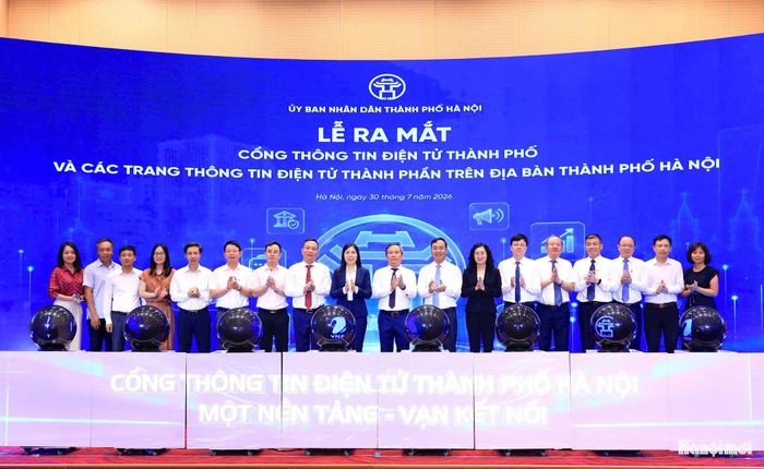 Chủ tịch UBND thành phố Vũ Đại Thắng cùng các đại biểu chụp ảnh lưu niệm. Ảnh: Viết Thành