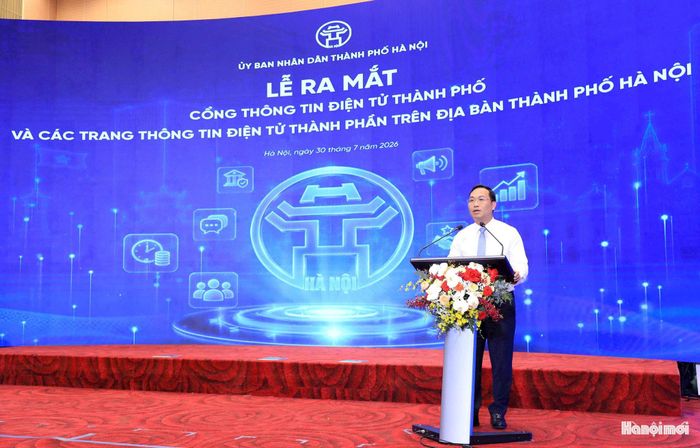 Chánh văn phòng UBND thành phố, Trưởng ban Biên tập Cổng thông tin điện tử thành phố Hà Nội Nguyễn Tiến Thiết phát biểu. Ảnh: Viết Thành
