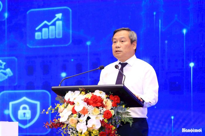 Chủ tịch UBND thành phố Vũ Đại Thắng phát biểu chỉ đạo tại lễ ra mắt. Ảnh: Viết Thành