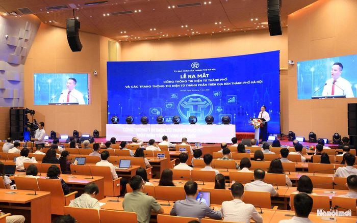 Cục trưởng Cục Thông tin và Truyền thông Chính phủ, Văn phòng Chính phủ Nguyễn Hồng Sâm phát biểu chúc mừng. Ảnh: Viết Thành