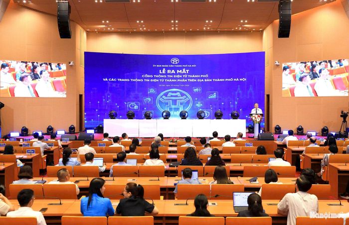 Chủ tịch UBND thành phố Vũ Đại Thắng phát biểu chỉ đạo tại lễ ra mắt. Ảnh: Viết Thành