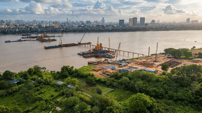 Các đơn vị thi công cầu Trần Hưng Đạo. Ảnh: Quang Thái