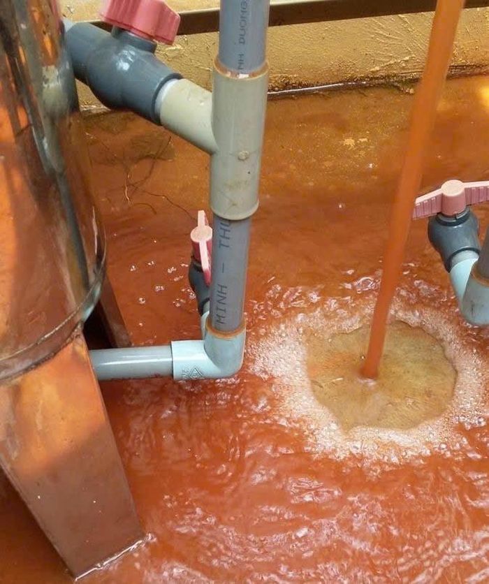 Vì thiếu nước sạch nên nhiều hộ dân phải tự đào giếng hoặc khoan giếng để lấy nước, nhưng chất lượng nước không đảm bảo. Ảnh: NDCC