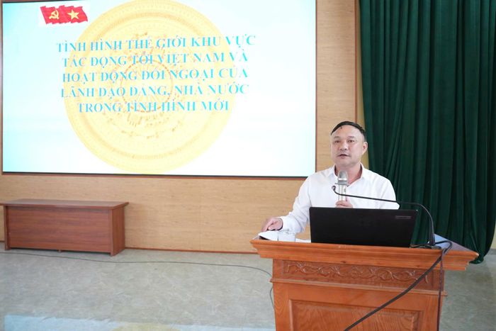 Báo cáo viên thành phố, Phó Trưởng Ban Xây dựng Đảng xã Phú Cát Kiều Doãn Lực truyền đạt nhiều chuyên đề trọng tâm trong công tác xây dựng Đảng và định hướng phát triển của Thủ đô. Ảnh: MT