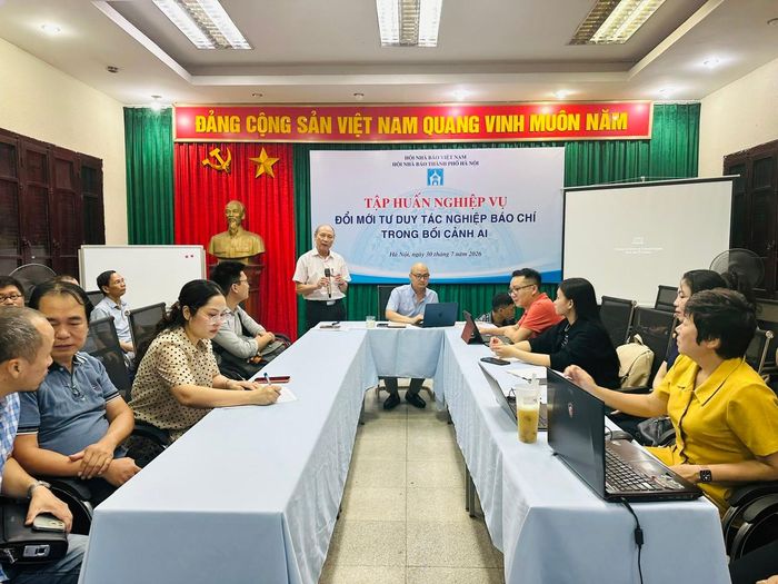 Hội Nhà báo thành phố Hà Nội tổ chức chương trình tập huấn nghiệp vụ với chủ đề "Đổi mới tư duy tác nghiệp báo chí trong bối cảnh AI". Ảnh: Hoàng Lân