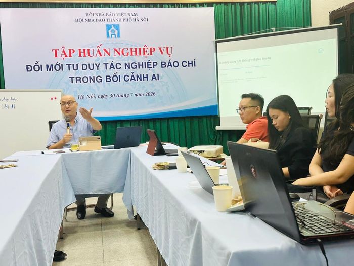Thạc sĩ Lê Ngọc Tùng, Học viện Báo chí và Tuyên truyền chia sẻ các kỹ năng sử dụng AI tại lớp tập huấn. Ảnh: Hoàng Lân