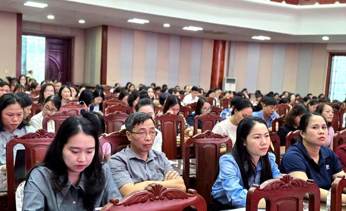 Các đại biểu tham dự chương trình. Ảnh: Tuyết Mai