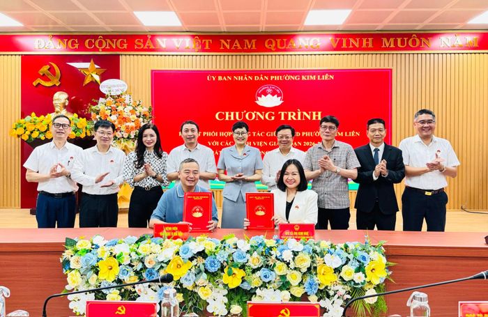 Chủ tịch UBND phường Kim Liên Lê Thị Kim Huệ thực hiện ký kết Chương trình phối hợp công tác giai đoạn 2026-2030 với các bệnh viện trên địa bàn. Ảnh: Nguyên Bảo