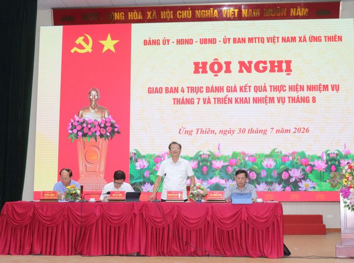 Bí thư Đảng ủy, Chủ tịch HĐND xã Ứng Thiên Nguyễn Chí Viễn kết luận tại hội nghị. Ảnh: Đỗ Đạt