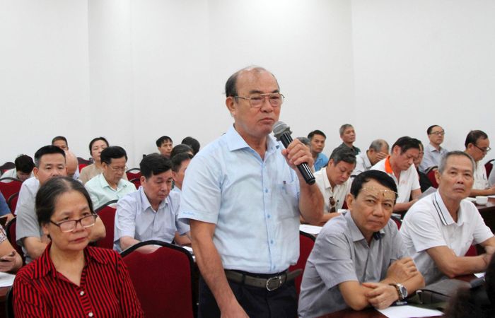Các cử tri trình bày ý kiến tại hội nghị. Ảnh: Vân Nhi