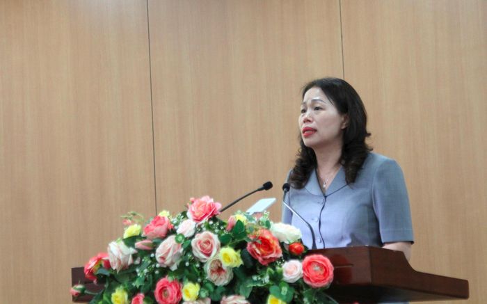 Đồng chí Nguyễn Thị Liễu, Bí thư Đảng ủy, Chủ tịch HĐND phường Cầu Giấy, đại diện Tổ đại biểu số 5 phát biếu tại hội nghị. Ảnh: Vân Nhi