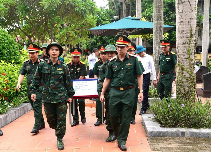 Nghiêm trang, cẩn trọng, tỉ mỉ thực hiện từng khâu trong quy trình. Ảnh: Việt Dũng