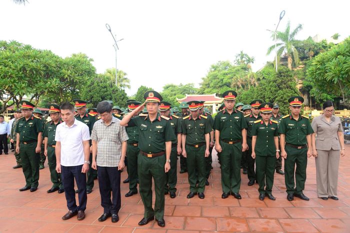 Thành kính tưởng niệm các Anh hùng liệt sĩ. Ảnh: Việt Dũng
