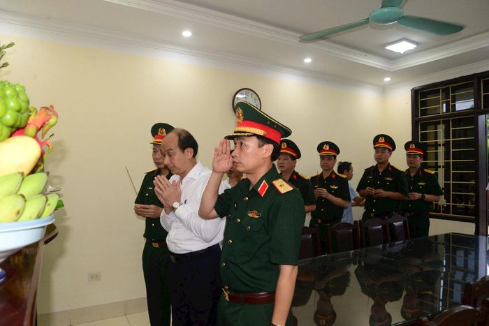 Thành kính thắp hương tưởng niệm các Anh hùng liệt sĩ. Ảnh: Việt Dũng