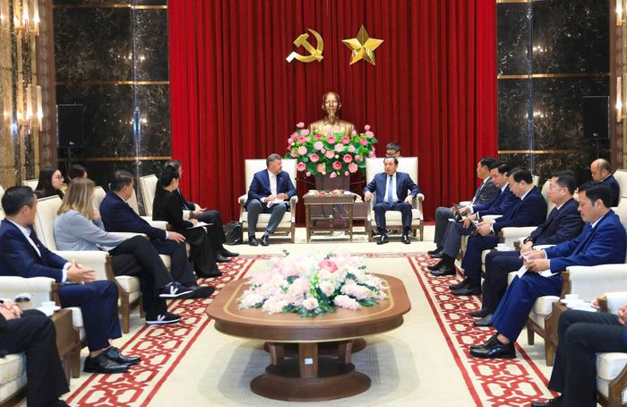 Bí thư Thành ủy Hà Nội Trần Đức Thắng trao đổi với Tổng Giám đốc Olivier Bernard R. Langlet. Ảnh: Quang Thái