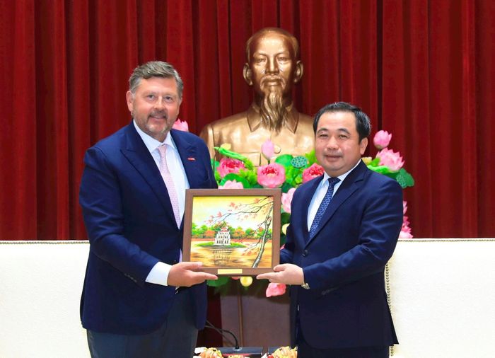 Bí thư Thành ủy Hà Nội Trần Đức Thắng trao quà lưu niệm của Thủ đô Hà Nội cho lãnh đạo Central Retail. Ảnh: Quang Thái