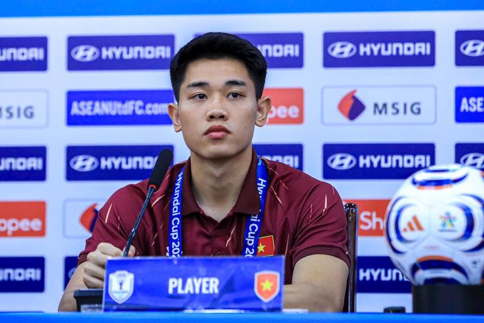 Tiền đạo Nguyễn Đình Bắc tại buổi họp báo. Ảnh: Ngọc Tú