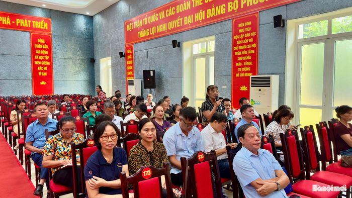 Cử tri phường Vĩnh Hưng đặt nhiều câu hỏi đi thẳng vào vấn đề dân sinh trên địa bàn. Ảnh: PV