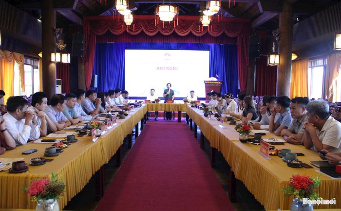 Hội nghị khảo sát, làm việc về tình hình phát triển kinh tế tập thể tại các làng nghề trên địa bàn thành phố Hà Nội. Ảnh: Lê Dung.