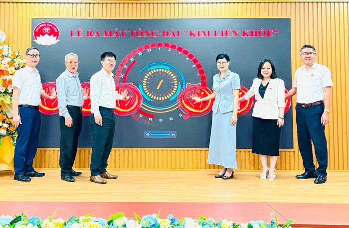 Lãnh đạo phường Kim Liên bấm nút ra mắt mô hình Tổng đài “Kim Liên khỏe”. Ảnh: Nguyên Bảo