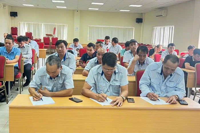 Các tài xế xe buýt ký cam kết ứng xử văn minh khi tham gia giao thông. Ảnh: Phạm Công