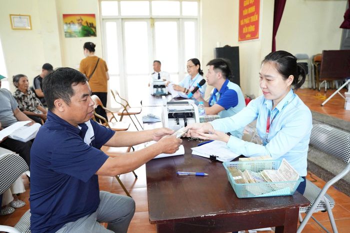 Các hộ dân tại cụm 3 Duyên Trường nhận kinh phí GPMB diện tích đất ở. Ảnh: Vũ Hậu.