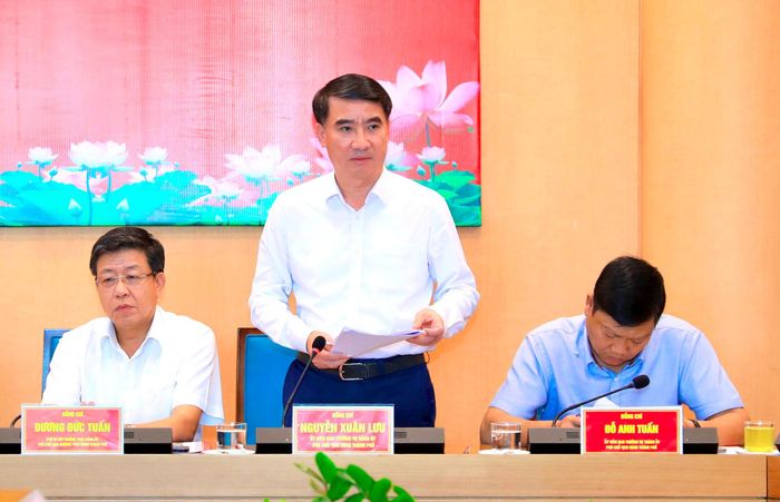 Phó Chủ tịch UBND thành phố Hà Nội Nguyễn Xuân Lưu báo cáo tại hội nghị. Ảnh: Quang Thái