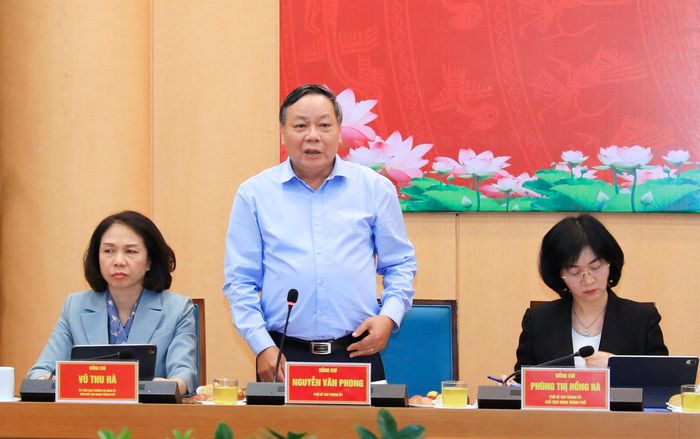 Phó Bí thư Thành ủy Hà Nội Nguyễn Văn Phong phát biểu tại hội nghị. Ảnh: Quang Thái