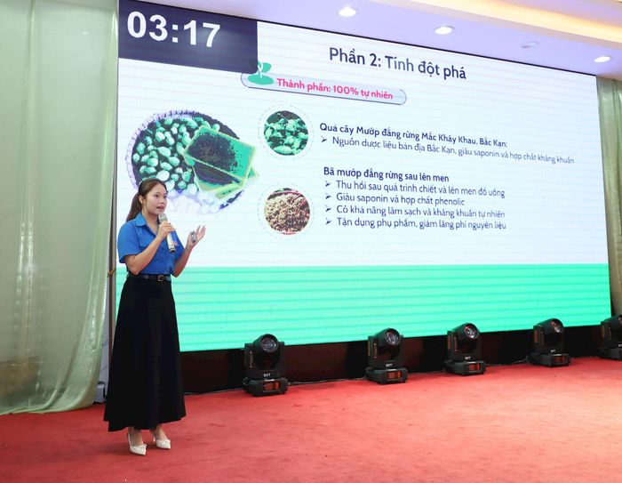 Đại diện dự án khởi nghiệp thuyết trình trước hội đồng giám khảo. Ảnh: BTC